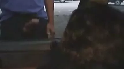 De titted zwarte vrouw harde sex film geeft zich ijverig over aan de man in verschillende poses