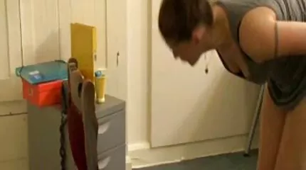 Kale man neukt slanke brunette met geschoren sexhardtube kutje goed