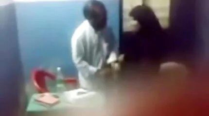 De student streelt de benen van videosexhard de volwassen baas en masturbeert met een lul