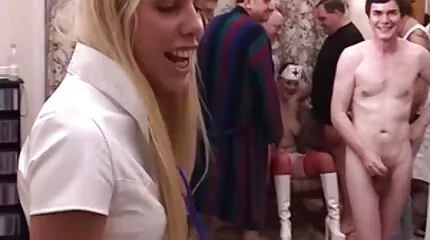 Russisch babe introduceert dildo in kut naar orgasme keihard neuken