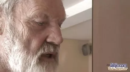 Seducer drenched blonde ' s gezicht met keiharde sex slijmerige sperma