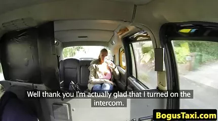 Rondborstige dame zeer harde sex neemt een bad in een zeer ranzige en verdorven manier