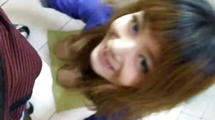 Ik neukte de anus van mijn vriendin met een strapon en bereidde de lul voor onder harde sexfilms de lul