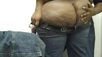 Gedwongen naar drinken wodka blond en hardporno videos ruw geneukt in verschillende gaten