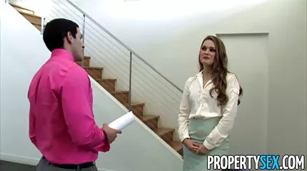 Roodharige slet berijdt de video hard xx penis van vriendje en springt erop met haar anus