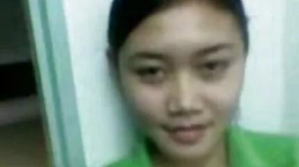 Jong blondine spreads haar benen naar houden haar gratis harde sex thuis