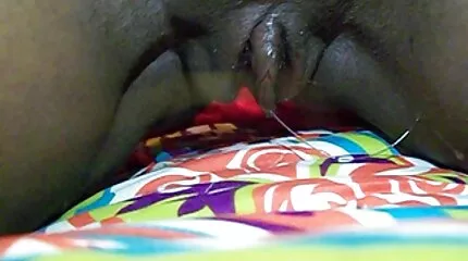 Roodharige hottie zuigt de lul harde sex filmpjes van een man en geniet van masturbatie