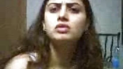 Ze trok de jurk van haar vriend uit en extreme harde sex begon met succes een orgasme te krijgen